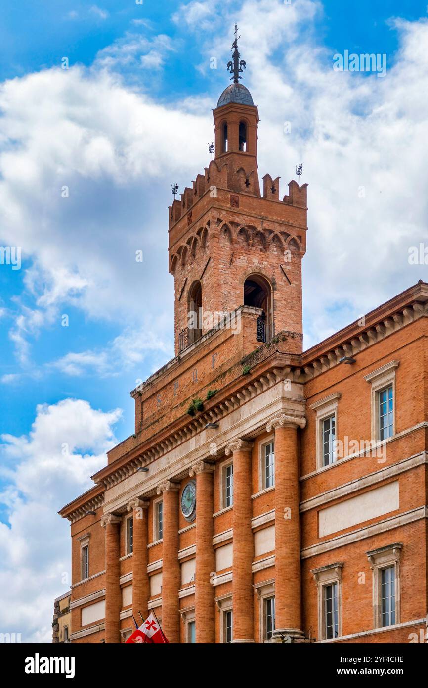 Die neoklassizistische Fassade des Palazzo Comunale in Foligno, Italien. Stockfoto