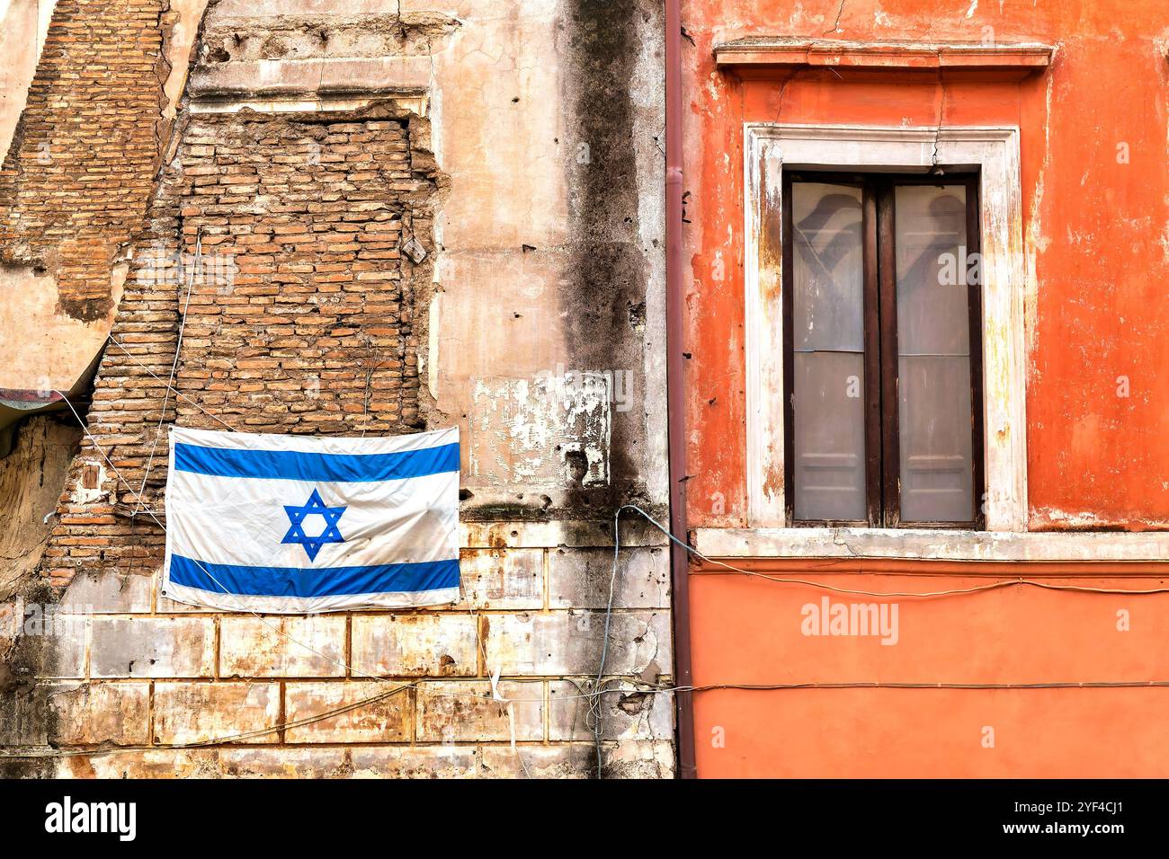 Eine israelische Flagge auf einem der alten Gebäude im jüdischen Ghetto von Rom, Italien. Stockfoto