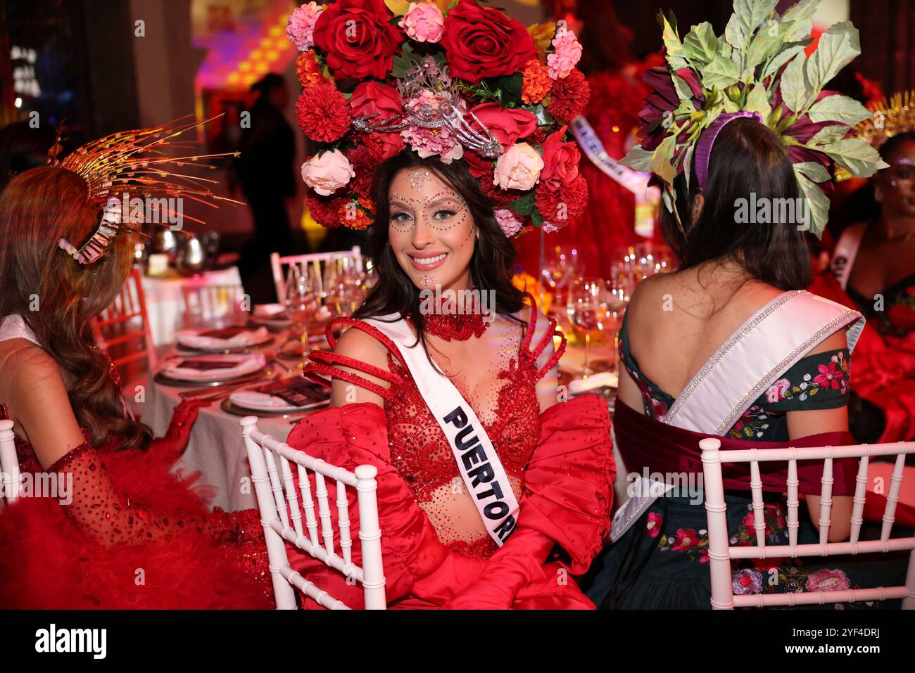 Mexiko-Stadt, Mexiko. November 2024. Miss Puerto Rico Jennifer Colon Alvarado nimmt am 1. November 2024 an der Miss Universe Catrinas Gala im Antiguo Colegio de las Vizcainas in Mexiko-Stadt Teil. (Foto: Yamak Perea/ Eyepix Group) (Foto: Eyepix/NurPhoto) Credit: NurPhoto SRL/Alamy Live News Stockfoto
