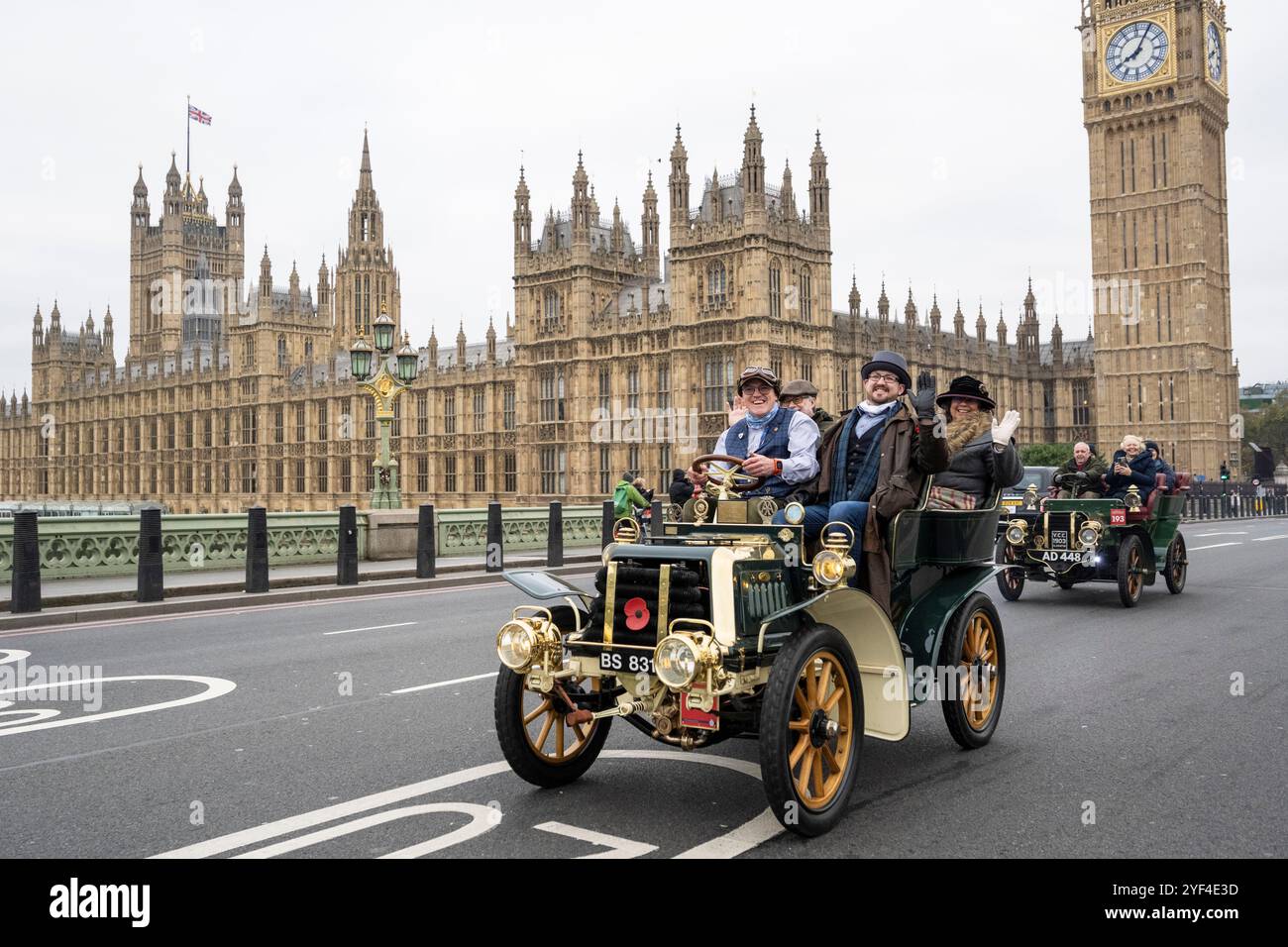 London, Großbritannien. 3. November 2024. Teilnehmer auf der Westminster Bridge während des 128. London-Brighton-Veteran-Car-Laufs. Oldtimer aus der Zeit vor 1905 feiern den Emancipation Run und das Locomotives on Highway Act, das die Geschwindigkeitsbegrenzung von 4 km/h auf 14 km/h erhöht, wodurch ein Mann, der eine rote Warnfahne schwenkt, den Fahrzeugen die Freiheit der Straße verschafft. Dieses Jahr feiert die Veranstaltung 120 Jahre des Ladies Automobile Club. Quelle: Stephen Chung / Alamy Live News Stockfoto