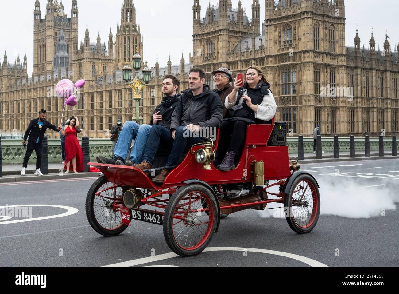 London, Großbritannien. 3. November 2024. Teilnehmer an einem Stanley (Steam), Besitzer Richard Simons, 1904 auf der Westminster Bridge während des 128. London to Brighton Veteran Car Run. Oldtimer aus der Zeit vor 1905 feiern den Emancipation Run und das Locomotives on Highway Act, das die Geschwindigkeitsbegrenzung von 4 km/h auf 14 km/h erhöht, wodurch ein Mann, der eine rote Warnfahne schwenkt, den Fahrzeugen die Freiheit der Straße verschafft. Dieses Jahr feiert die Veranstaltung 120 Jahre des Ladies Automobile Club. Quelle: Stephen Chung / Alamy Live News Stockfoto