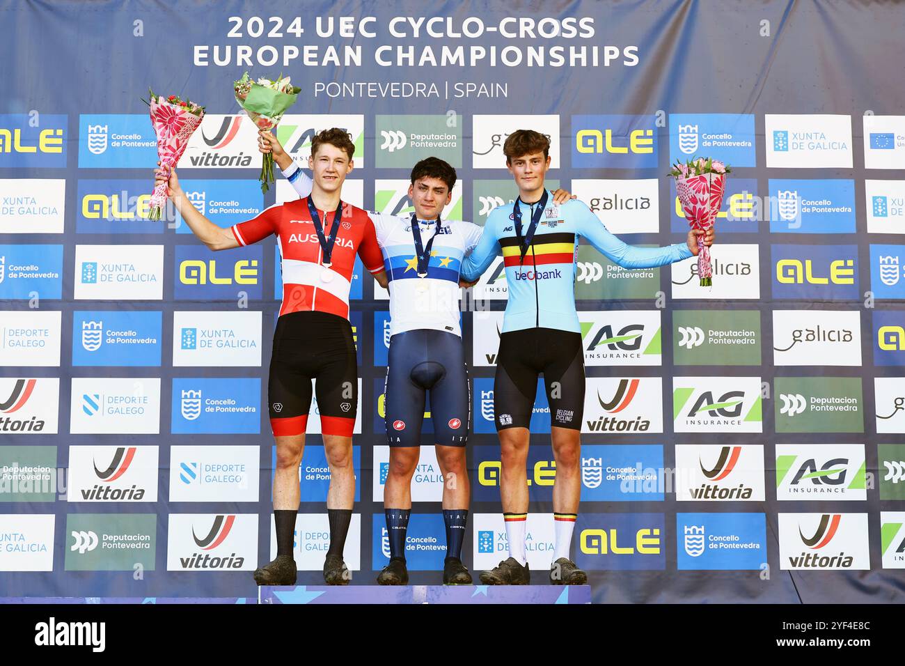 Pontevedra, Spanien. November 2024. Der Österreicher Valentin Hofer, der Italiener Mattia AGOSTINACCHIO und der Belgier Mats Vanden Eynde feiern auf dem Podium nach dem Juniorenrennen der Männer bei den Europameisterschaften im Cyclocross-Radsport in Pontevedra, Spanien, Sonntag, den 03. November 2024. BELGA FOTO DAVID PINTENS Credit: Belga News Agency/Alamy Live News Stockfoto