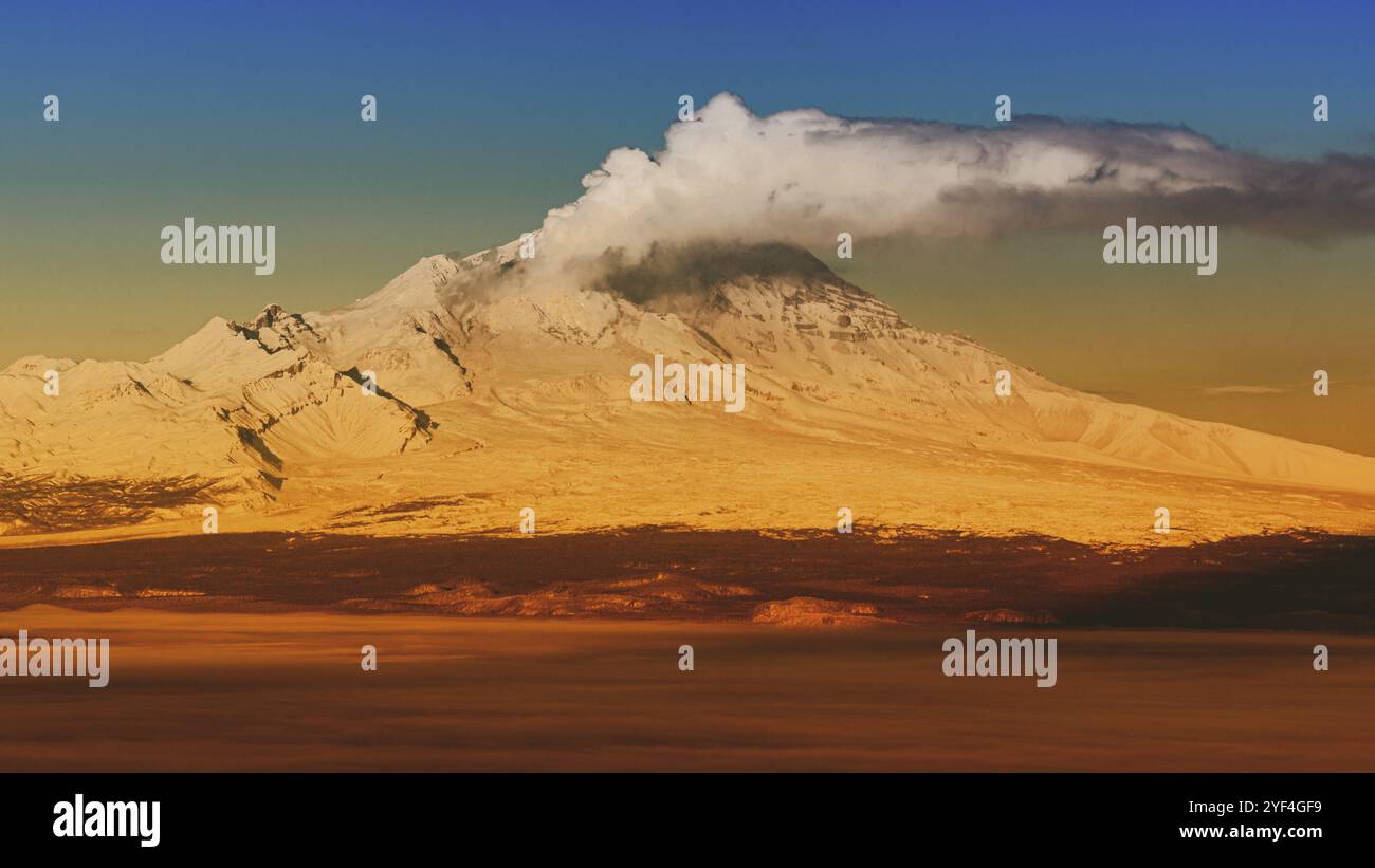 Eruptionskrater aktiver Vulkan auf der Kamtschatka Halbinsel, Wintervulkanlandschaft bei Sonnenaufgang. Buntes Bild mit Filterrauschen und Körnung, Wirkung von Ol Stockfoto