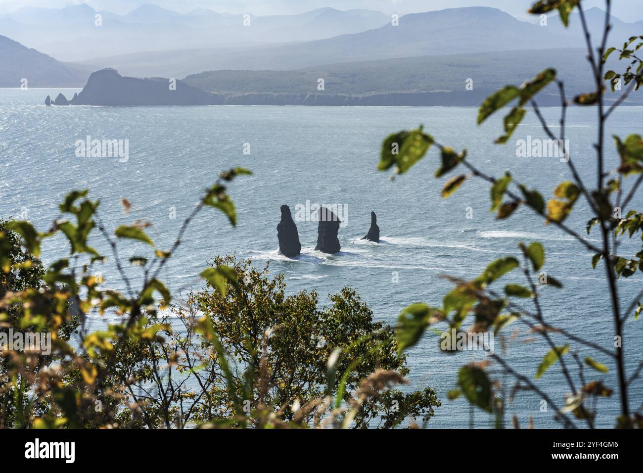 Atemberaubende Meereslandschaft der Kamchatka Halbinsel: Blick von oben auf felsige Berggipfel Inseln im Meer, Three Brothers Rocks in Avacha Bay (Pazifik) an sonnigen Tagen Stockfoto