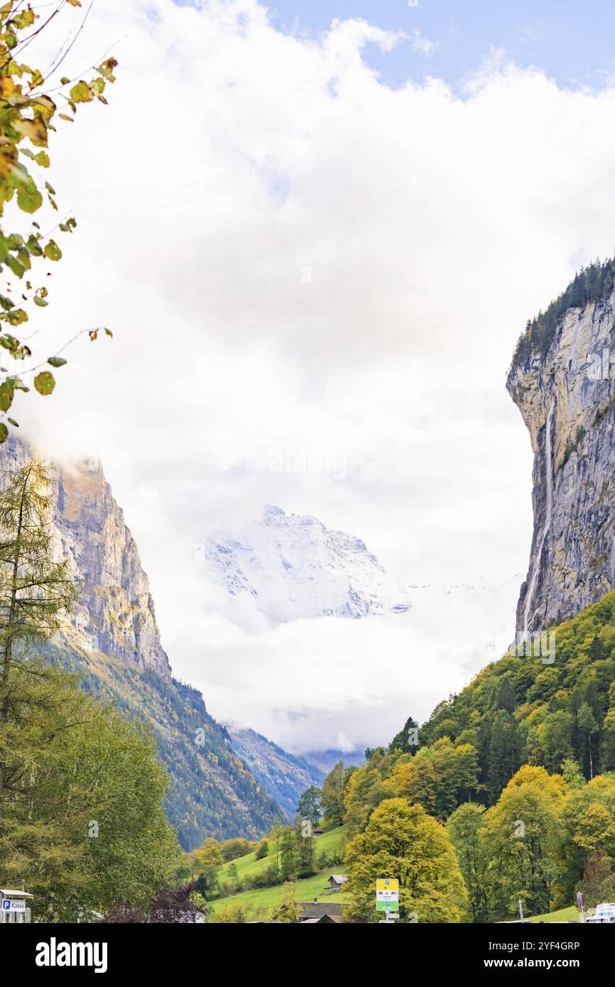 Bergpanorama mit Wolken und Bäumen im Tal, majestätische und mächtige Kulisse, Lauterbrunnen, Schweiz, Europa Stockfoto