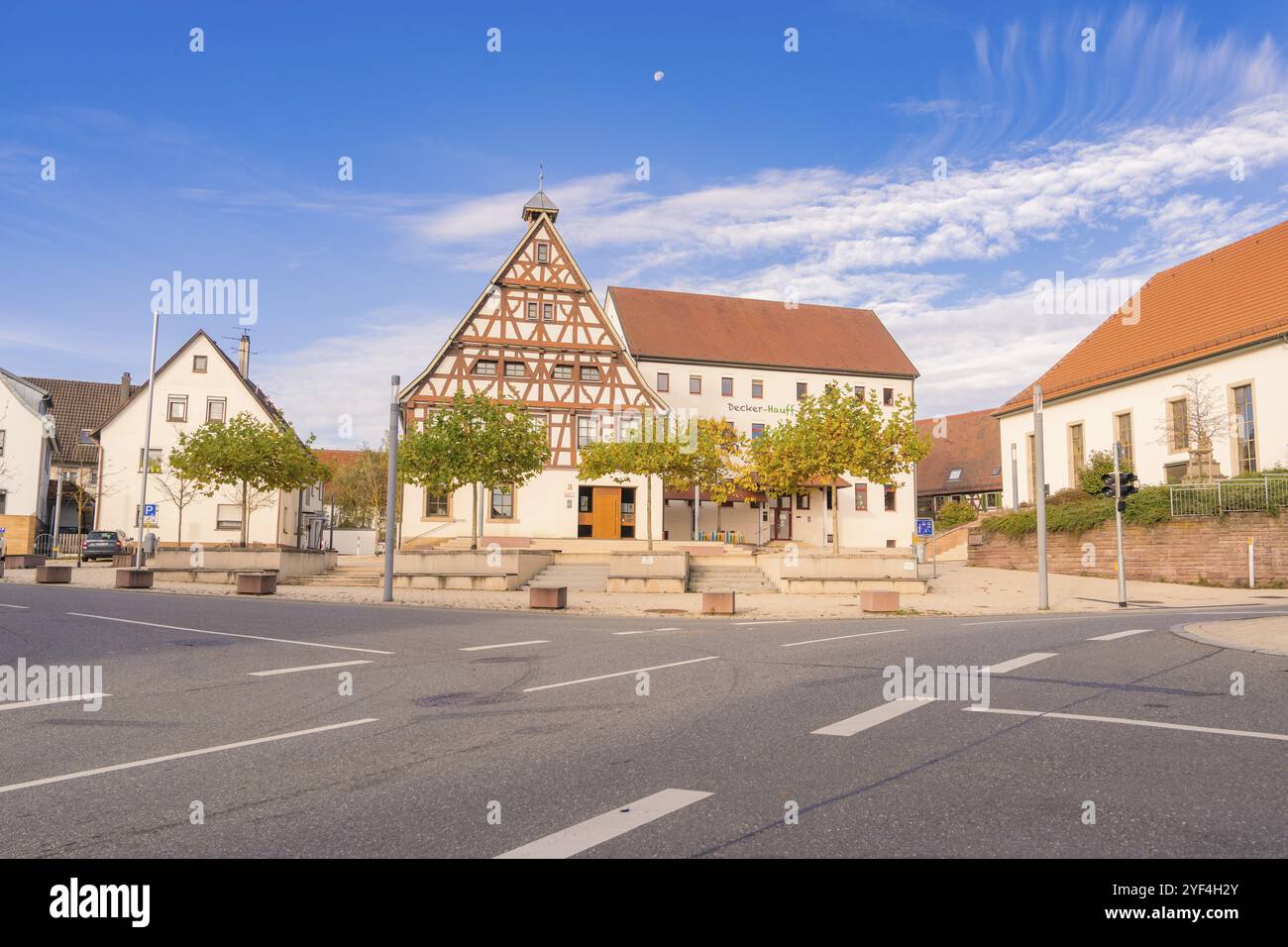 Idyllischer Dorfplatz mit Fachwerkhaus und blauem Himmel, ruhige Atmosphäre, Jettingen, Schwarzwald, Deutschland, Europa Stockfoto