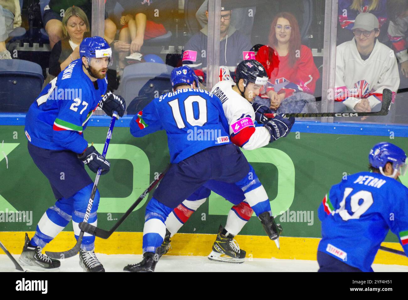 Nottingham, 5. Mai 2023. Thomas Larkin und Peter Spornberger spielen für Italien und Johnny Curran für Großbritannien während eines Spiels in der IIHF Eishockey-Weltmeisterschaft 2023, Division I, Gruppe A Turnier in der Motorpoint Arena in Nottingham. Quelle: Colin Edwards Stockfoto