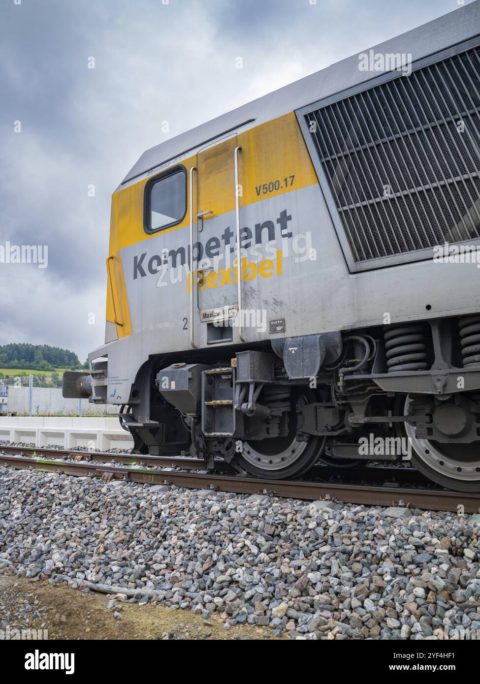 Nahaufnahme einer Lokomotive mit der Aufschrift kompetent und flexibel, Gleisbau, Bahnlieferung für Hermann Hessebahn, Calw, Schwarzwald, Ger Stockfoto