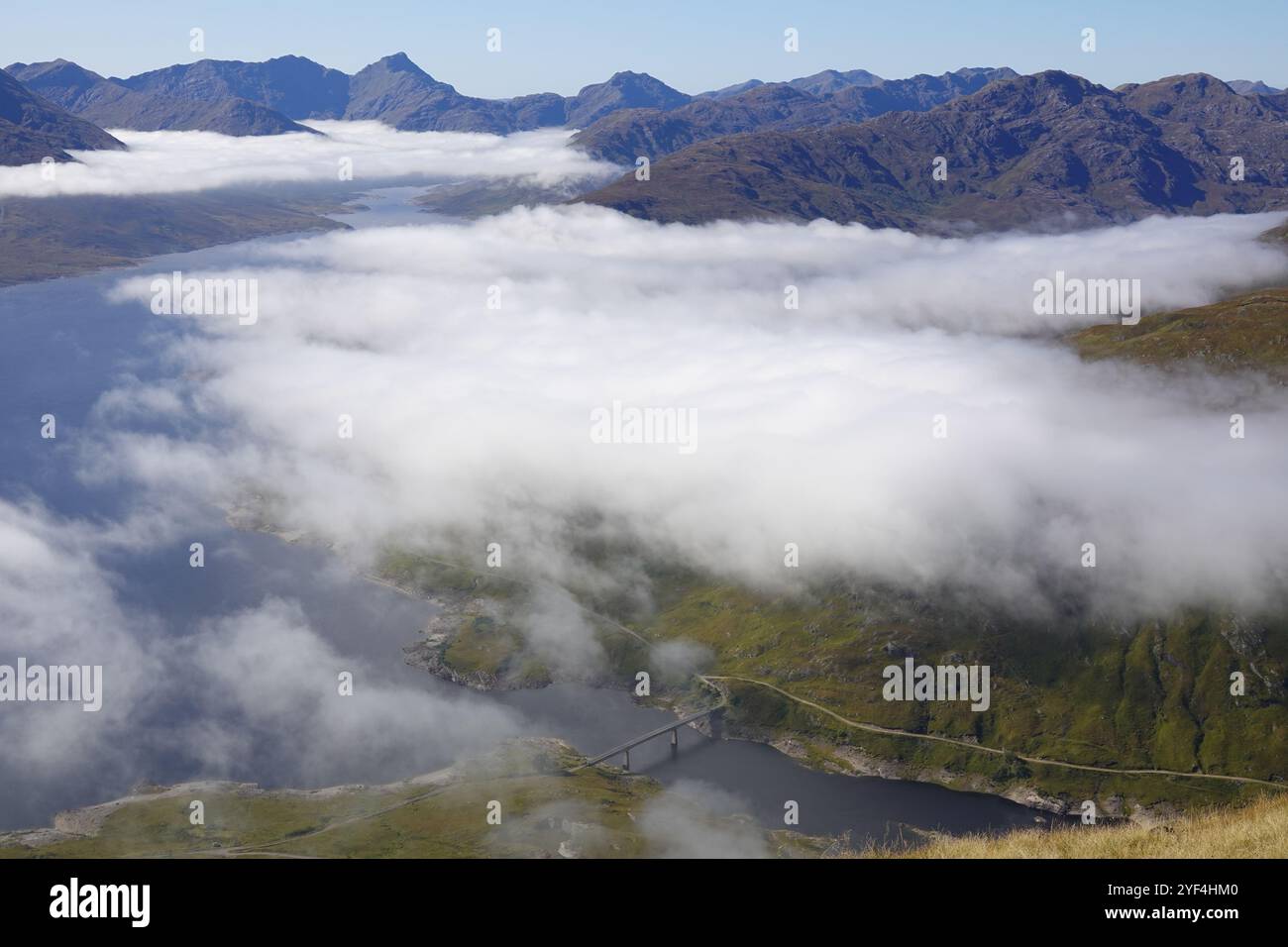 Thermische Inversion über Loch Quoich vom Munro Mountain Gleouraich, Scottish Highlands, Großbritannien Stockfoto