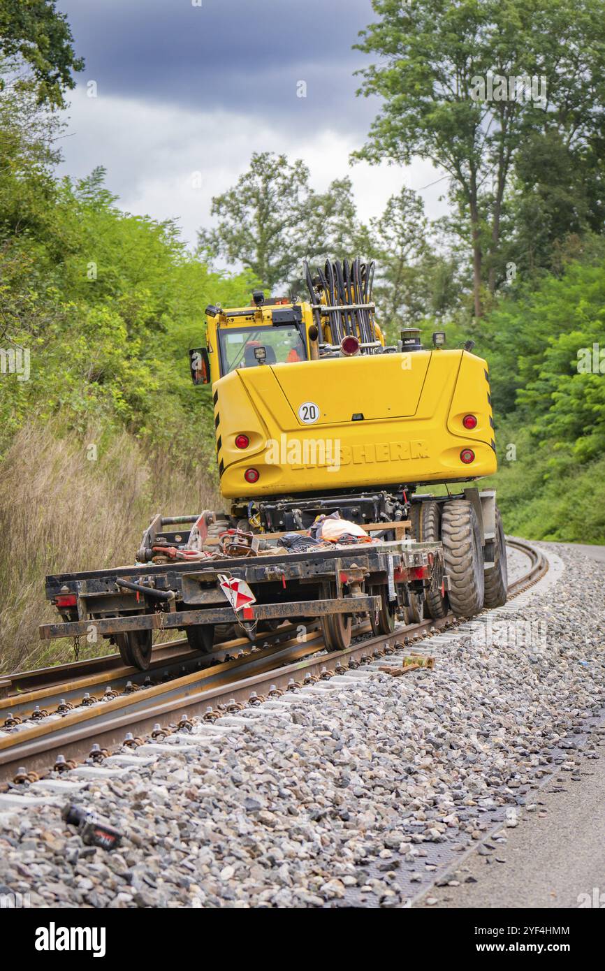 Gelbe Baumaschine auf Bahngleisen in bewaldeter Umgebung, Gleisbau, Hermann Hessebahn, Calw, Schwarzwald, Deutschland, Europa Stockfoto