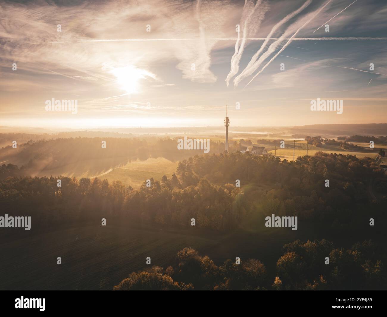 Landschaft mit einem Sendeturm bei Sonnenaufgang, von oben gesehen, mit Wolken am Himmel und goldenen Farben, Gechingen, Schwarzwald, Deutschland, Europa Stockfoto