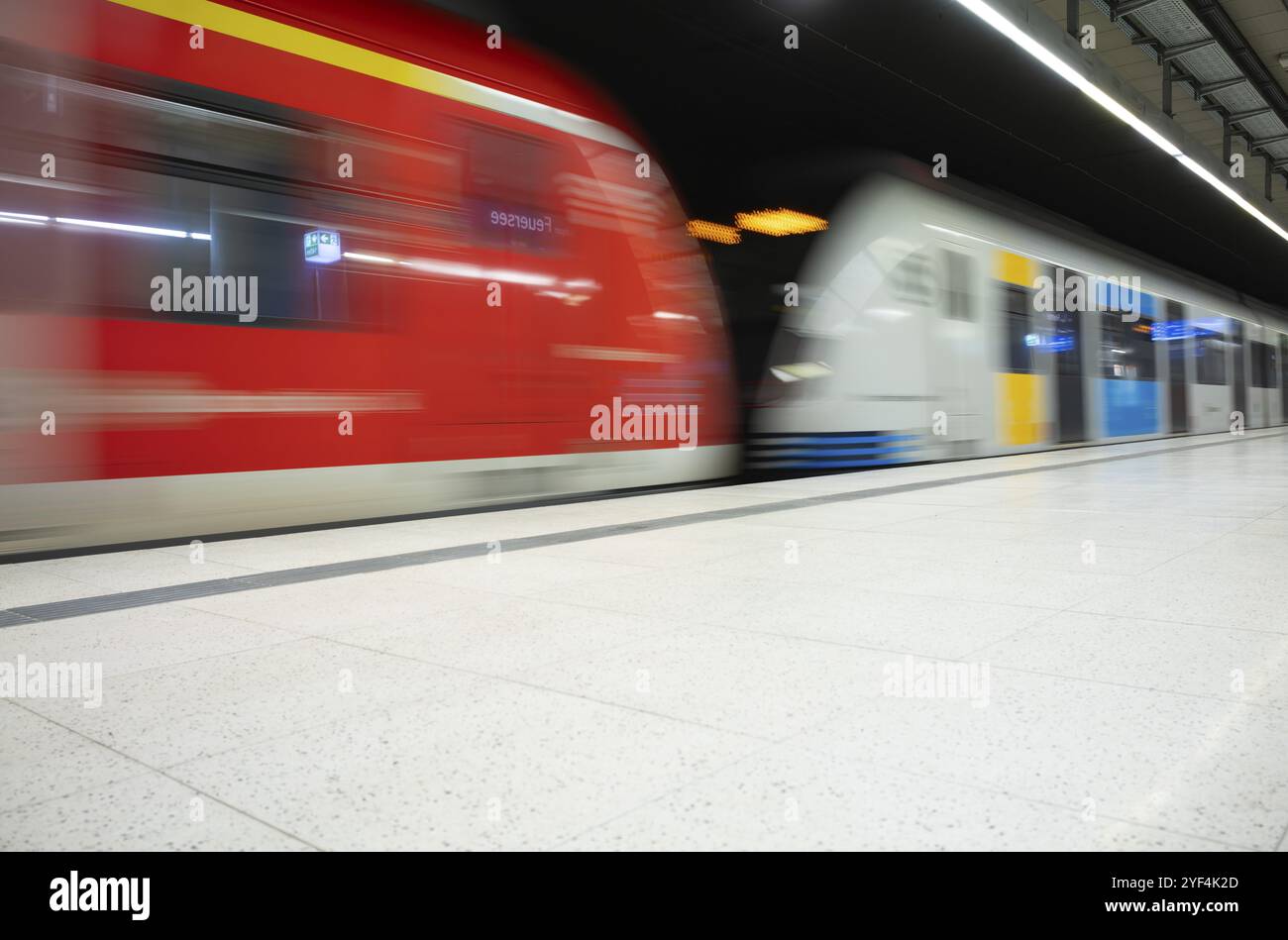 U-Bahn ankommende S-Bahn, Zug, Baureihe 420 in Verkehrsrot, gekoppelt mit Generation 2024, Bahnsteig, Haltestelle, Bahnhof Feuersee, öffentliche Verkehrsmittel, Moveme Stockfoto