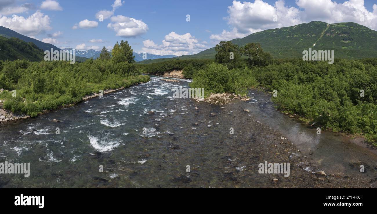 Atemberaubende Sommer Panoramablick auf die Landschaft der Halbinsel Kamtschatka: Blick von Stream klare Wasser des Berg Paratunka Flusses und grüne Wälder auf den Hügeln entlang Riv Stockfoto