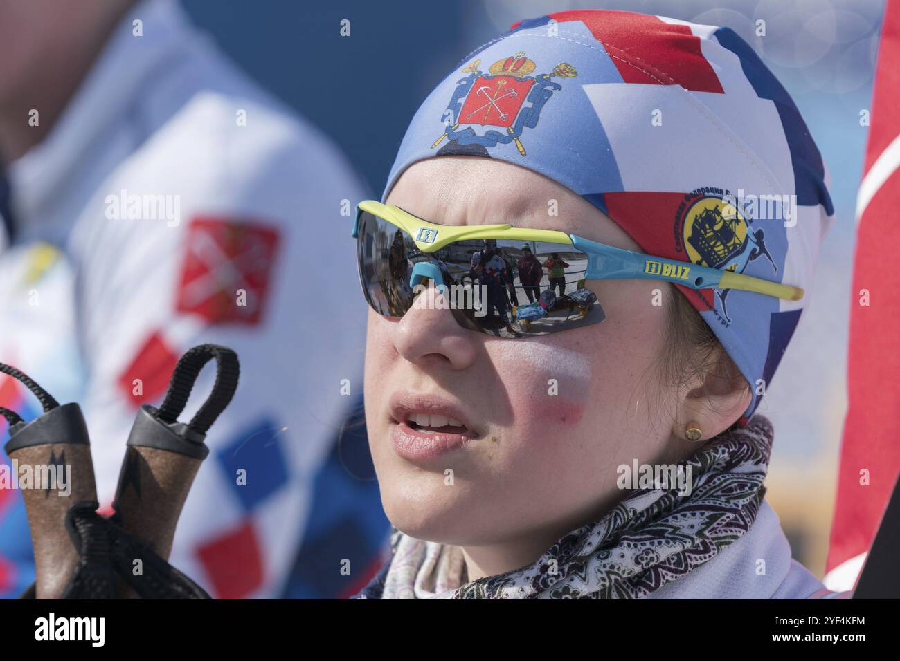 Portraitsportlerin Biathletin Starovoitova Anna Sankt Petersburg im Ziel nach Gewehrschießen und Skifahren. Regionale Juniorbiathlon-Wettbewerbe EAS Stockfoto