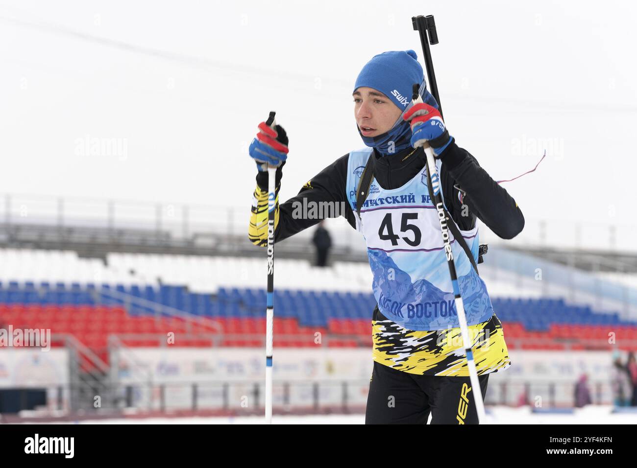 Kamtschatka-Sportler-Biathlet Storonkin Nikita Skifahren im Distanz-Biathlon-Stadion. Regionale Jugendbiathlon-Wettbewerbe East Cup. Petropawlowsk Stockfoto