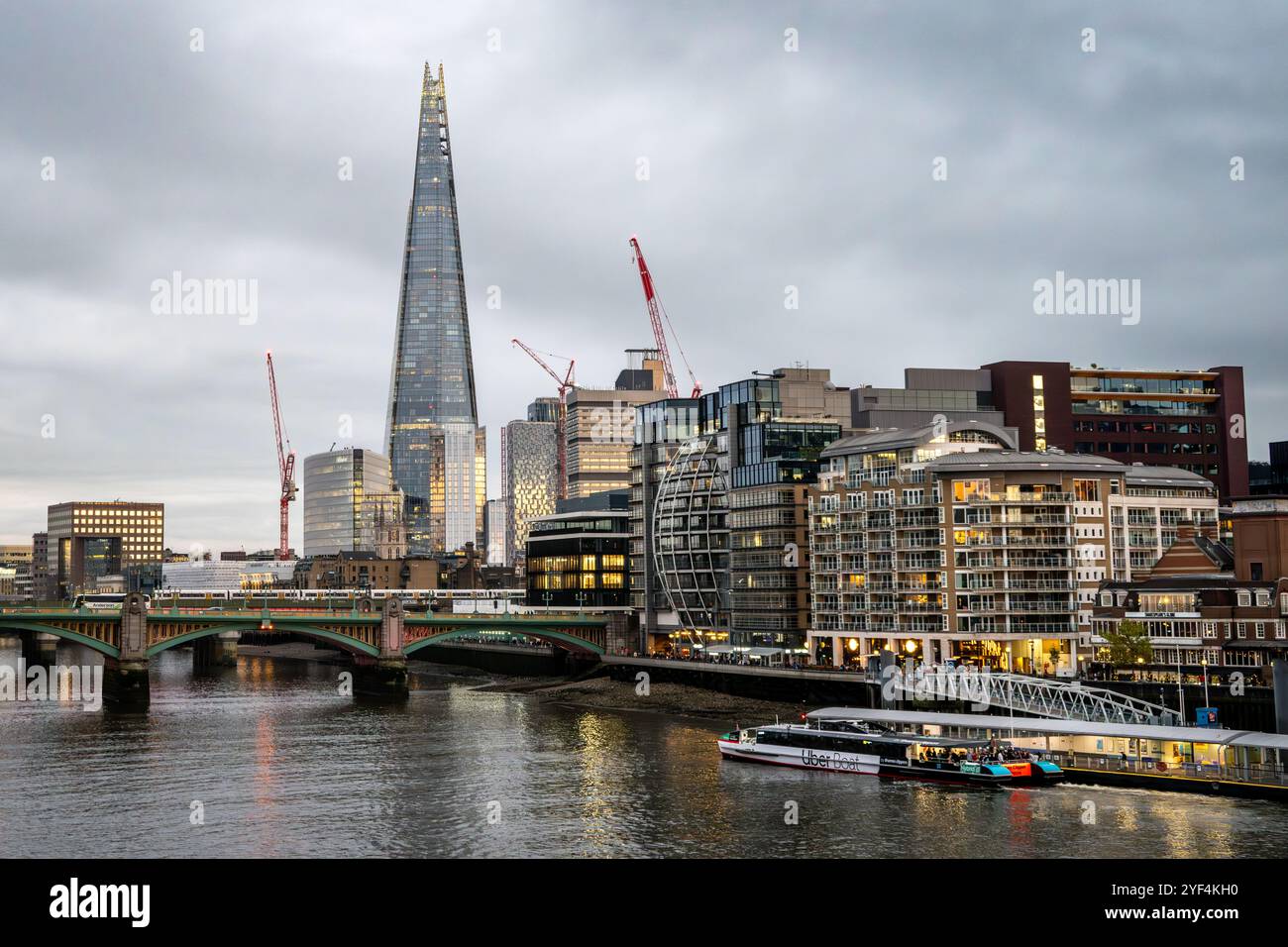 Der Shard Skyscraper hinter der Themse am Abend, London, Großbritannien Stockfoto