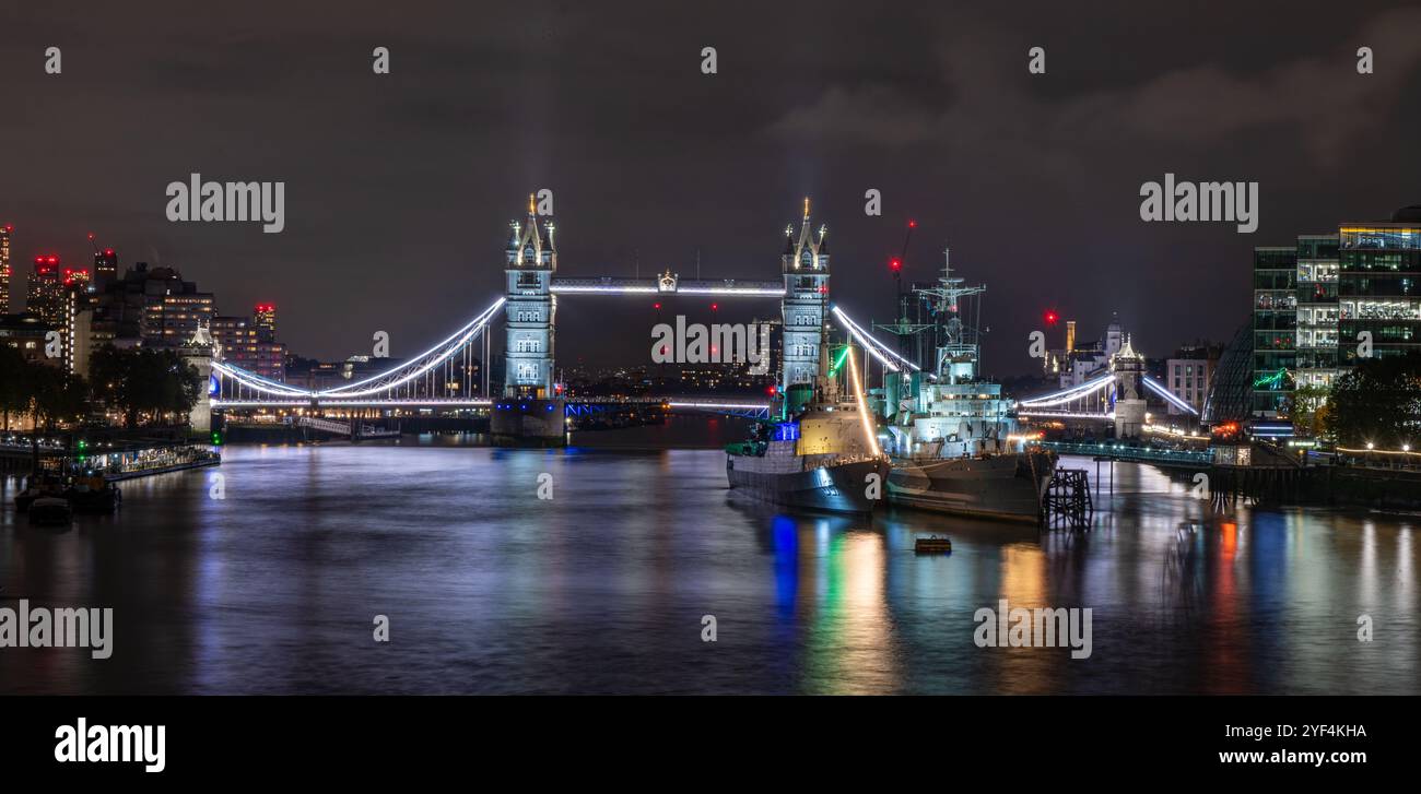Blick auf die Tower Bridge von der London Bridge mit HMS Belfast und Reflections in der Themse Stockfoto