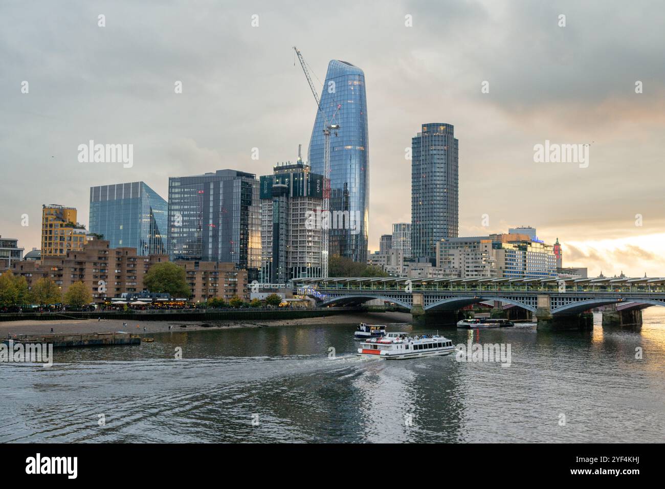 Westblick auf Bankside und Themse von der Millennium Bridge. London, Großbritannien Stockfoto