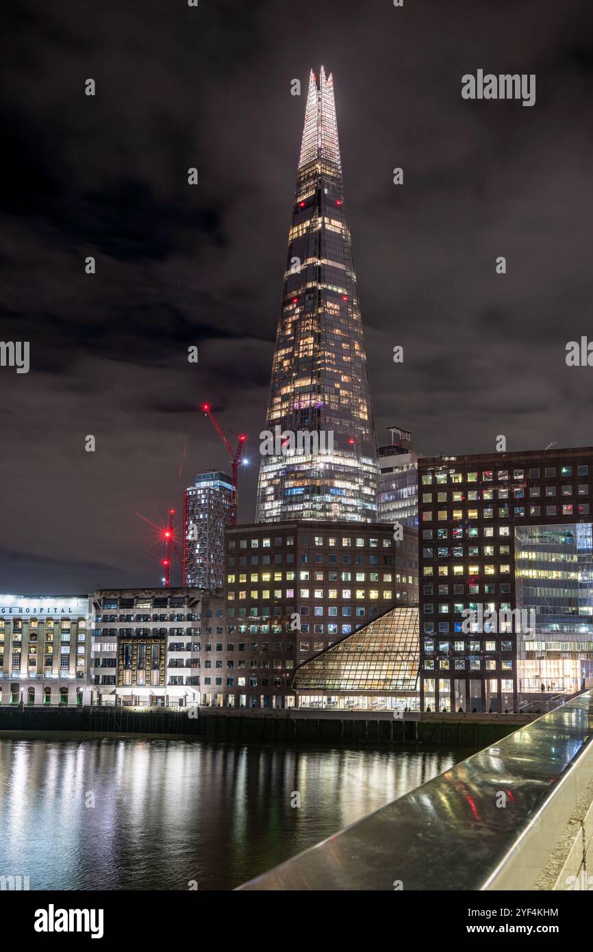 The London Shard at Night mit Ref;ections in the Themse von London Bridge, London, UK Stockfoto