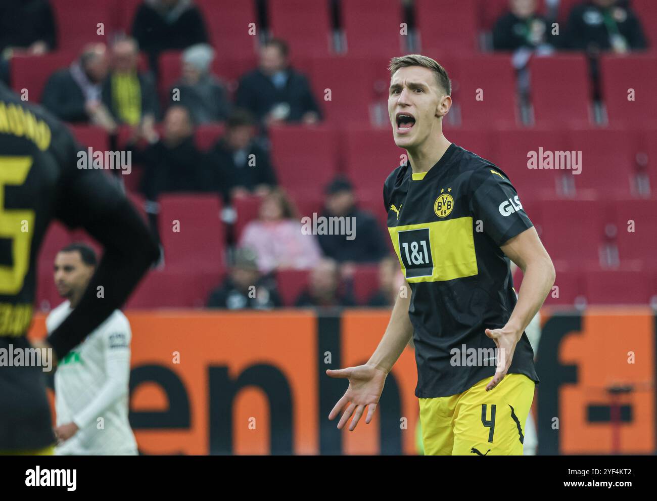 Nico Schlotterbeck (Borussia Dortmund), schreit als Reaktion auf den Rückstand nach dem 2:1; FC Augsburg gegen Borussia Dortmund, 8. SPIELTAG; DFL-VORSCHRIFTEN VERBIETEN DIE VERWENDUNG VON FOTOS ALS BILDSEQUENZEN UND/ODER QUASI-VIDEO. Stockfoto