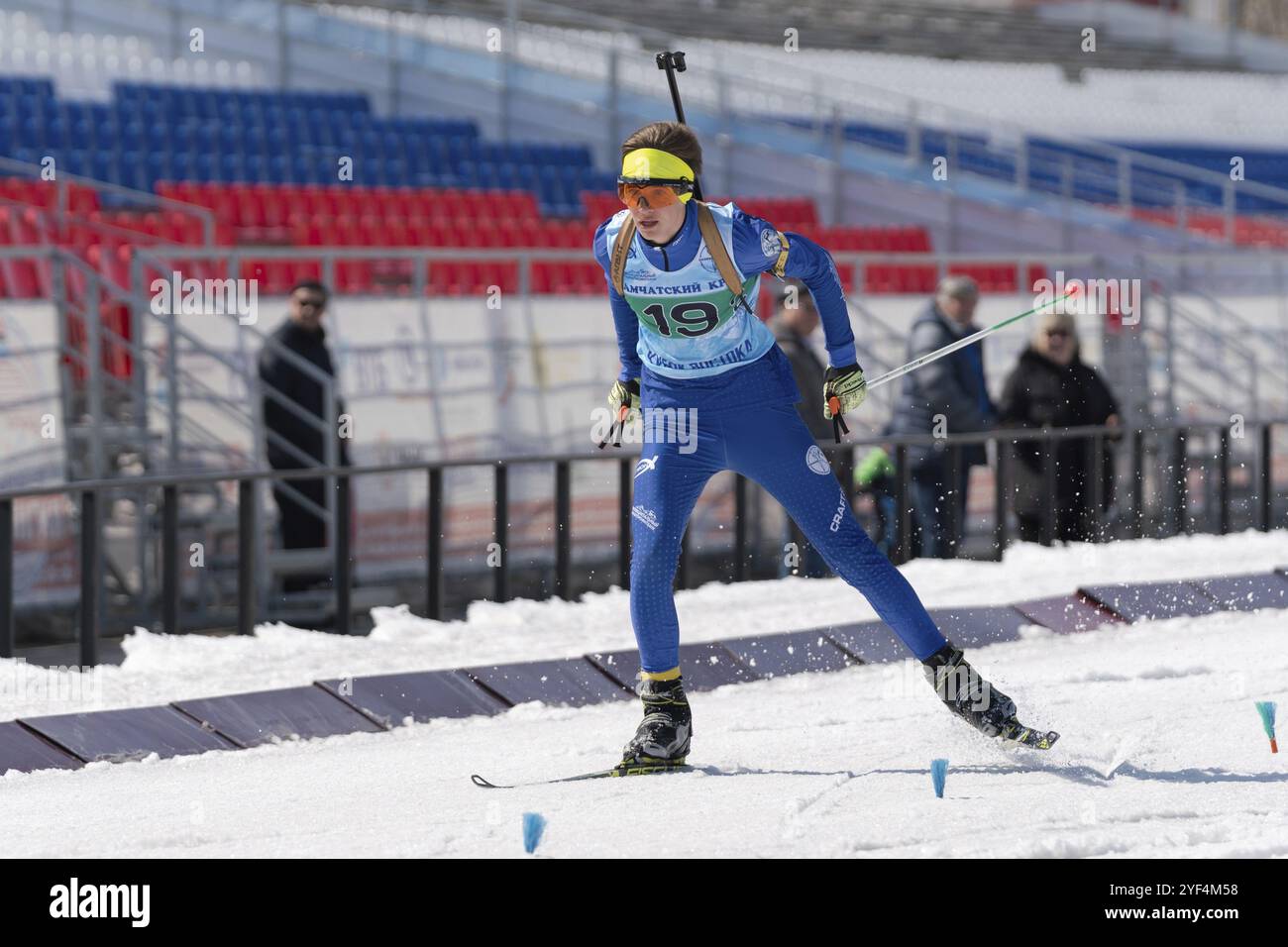 Kamtschatka Sportler Biathlet Borodatov Sergej Skifahren auf Skipiste Distanz Biathlon Stadion. Juniorbiathlon-Wettkämpfe östlich des Cup. Petropawlowsk Stockfoto