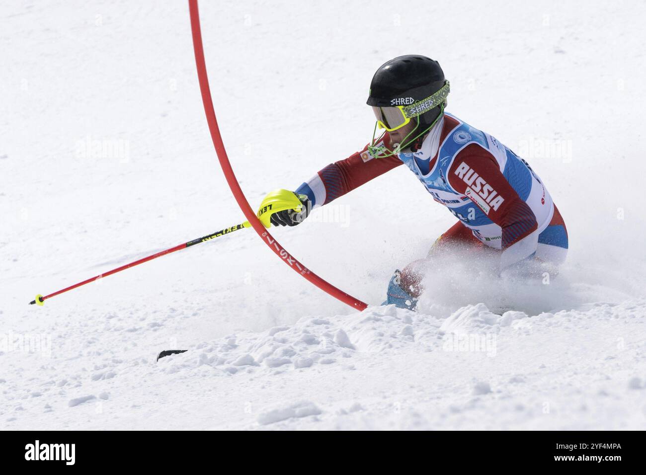 MOROZNAYA MOUNT, KAMTSCHATKA HALBINSEL, RUSSLAND, 29. März 2019: Skifahrer Denis Worobev St. Petersburg Skifahren ab. Russische Skimeisterschaft I Stockfoto