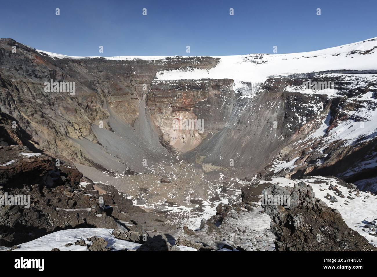 Vulkanlandschaft der Kamchatka Halbinsel: Blick auf den großen Gipfelkrater des aktiven Tolbachik Vulkans mit steilen Seiten und Gletschern. Russischer Fernost, Ka Stockfoto