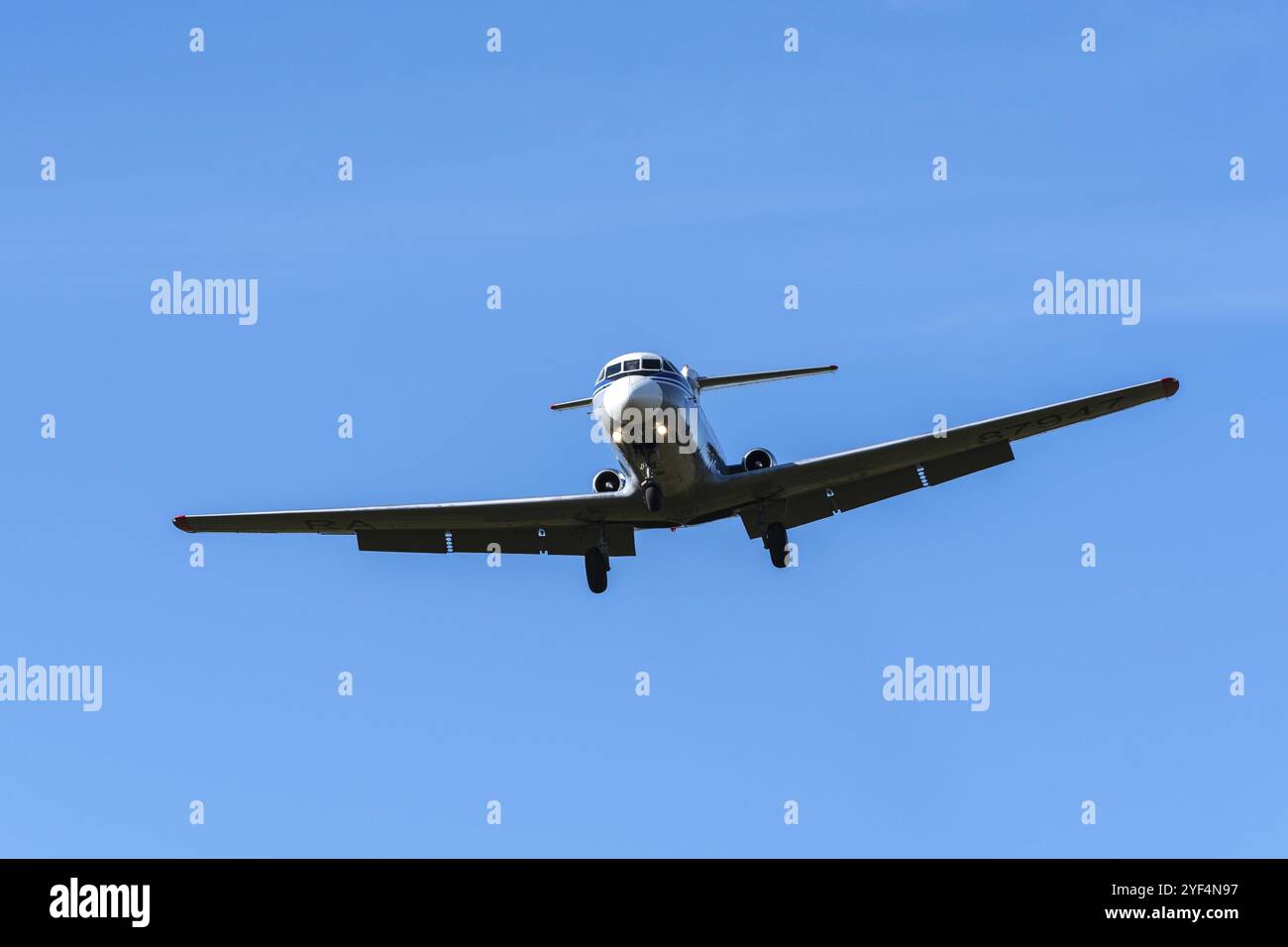 Russisches Regionalflugzeug Jakowlew Jak-40K, dreimotoriges Jet-Flugzeug, Passagierpendler-Trijet im Flug gegen blauen Himmel bei wolkenlosem Wetter. Tail Num Stockfoto