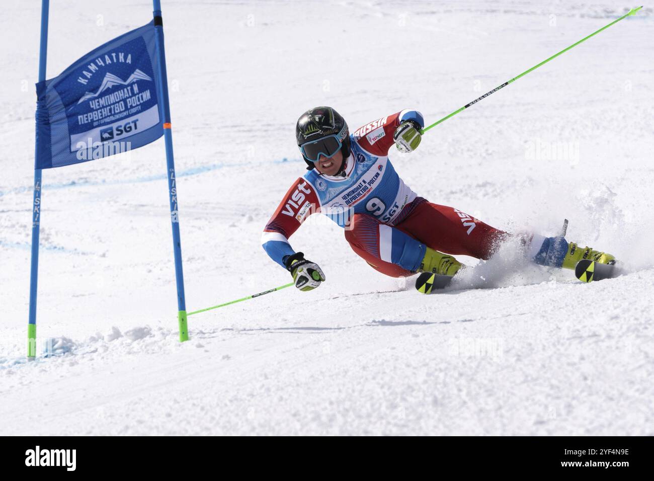 HALBINSEL KAMTSCHATKA, RUSSLAND, 1. April 2019: Bergskifahrer Ryabitsa Konstantin Moskauer Region Skifahren bergab. Russischer Alpinski-Cup, Interna Stockfoto