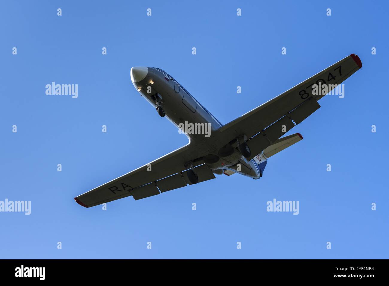 Russisches Regionalflugzeug Jakowlew Jak-40K: Dreimotoriges Jet-Flugzeug, Pendler-Trijet im Flug gegen blauen Himmel an klaren sonnigen Tagen. Schlussnummer RA-87947 Stockfoto