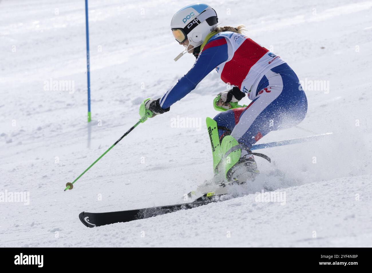 MOROZNAYA MOUNT, KAMTSCHATKA HALBINSEL, RUSSLAND, 29. März 2019: Skifahrer Fedorova Ksenia Moskau Skifahren bergab. Internationaler Skiverband C Stockfoto