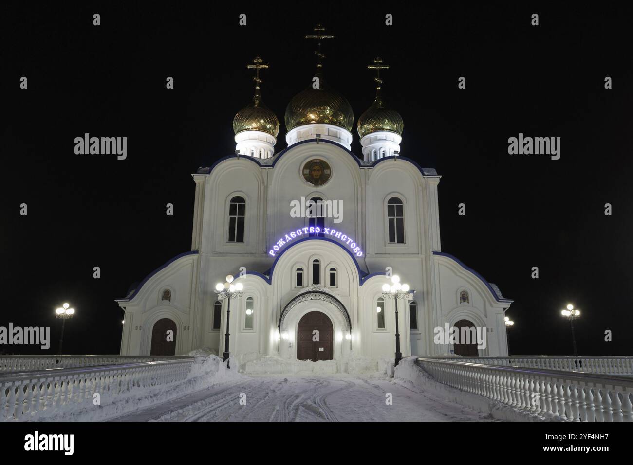 PETROPAVLOVSK, KAMTSCHATKA, RUSSLAND, 6. JAN 2018: Nächtliche architektonische Beleuchtung des Gebäudes der Dreifaltigkeitskirche der orthodoxen Kathedrale von Petropavlovsk, Kamch Stockfoto