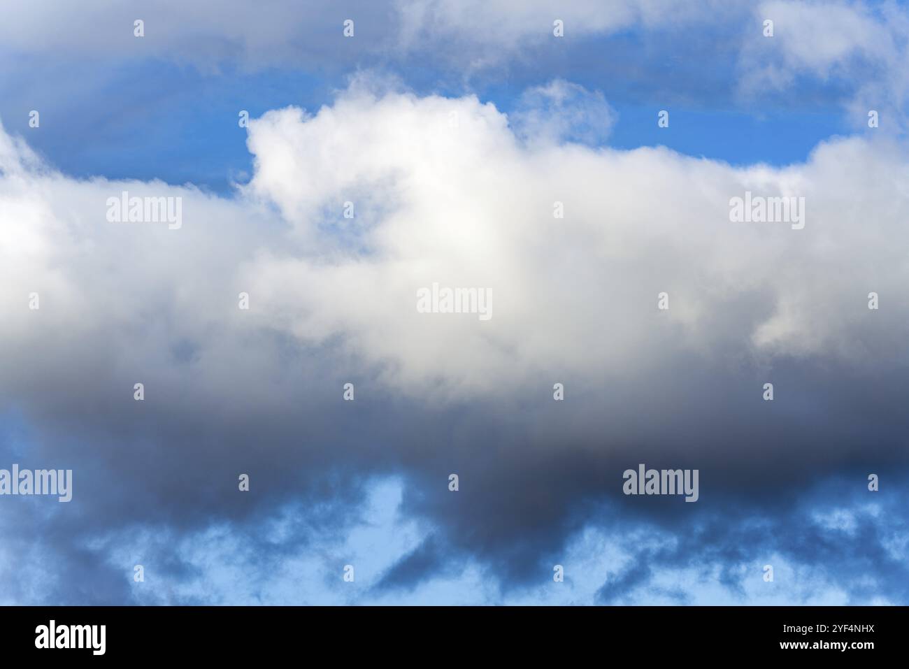 Wunderschöne dramatische Wolken mit blauem Himmel Hintergrund. Natürliche Wetter Landschaft Zusammensetzung Stockfoto