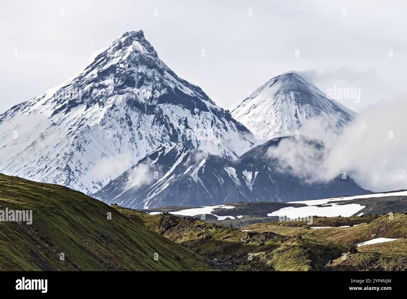 Natur der Halbinsel Kamtschatka, wunderschöne vulkanische Landschaft: Blick auf den Vulkan Kamen, den aktiven Vulkan Klyuchevskoy und den aktiven Vulkan Bezymianny. Russland Stockfoto
