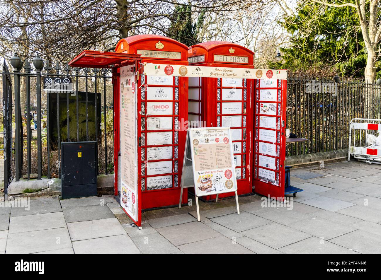 Walkmisu: Telefonzellen wurden in einen Tiramisu-Stand umgewandelt, London, England Stockfoto