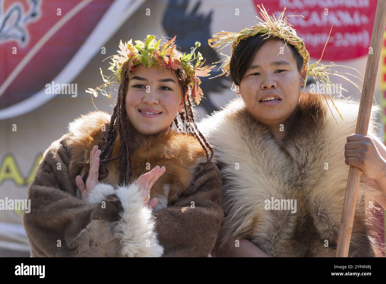 Paar Ausdruck Darsteller in traditioneller Kleidung aborigine der Halbinsel Kamtschatka. Itelmens nationalen Ritual Fest der Danksagung natur Alhala Stockfoto