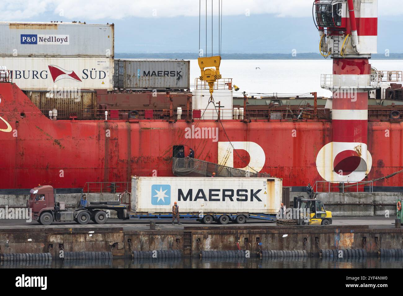 Das Frachtschiff Sevmorput Corporation Atomflot, ein russischer Eisbrecher an Bord des Schiffsträgers. Terminal Commerci Stockfoto