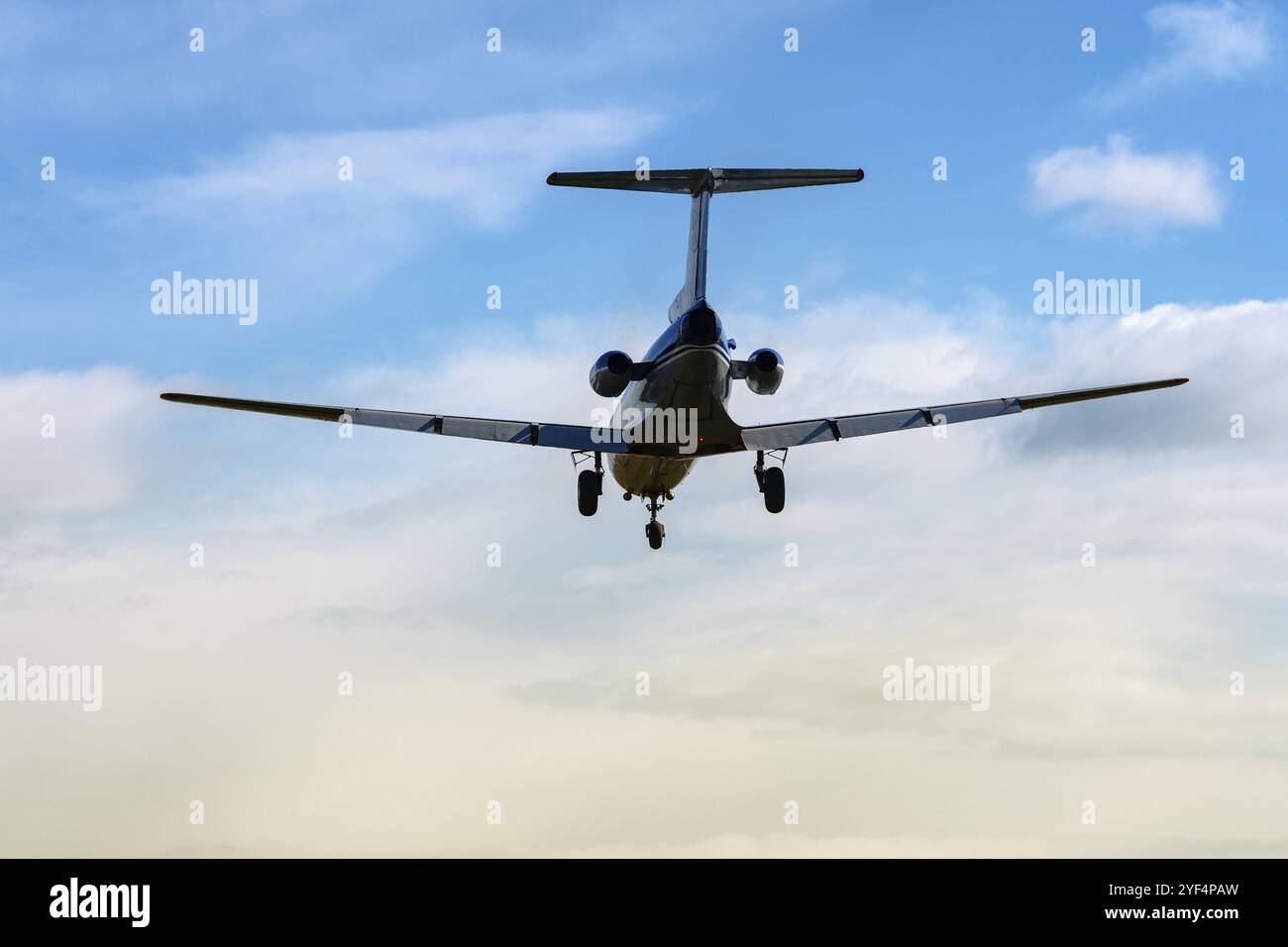 Russischer Jet Jakowlew Jak-40K, Passagierflugzeug mit drei Motoren, Pendler-Trijet im Flug gegen blaue Wolken. Rückansicht des Flugzeugs. Tail Num Stockfoto