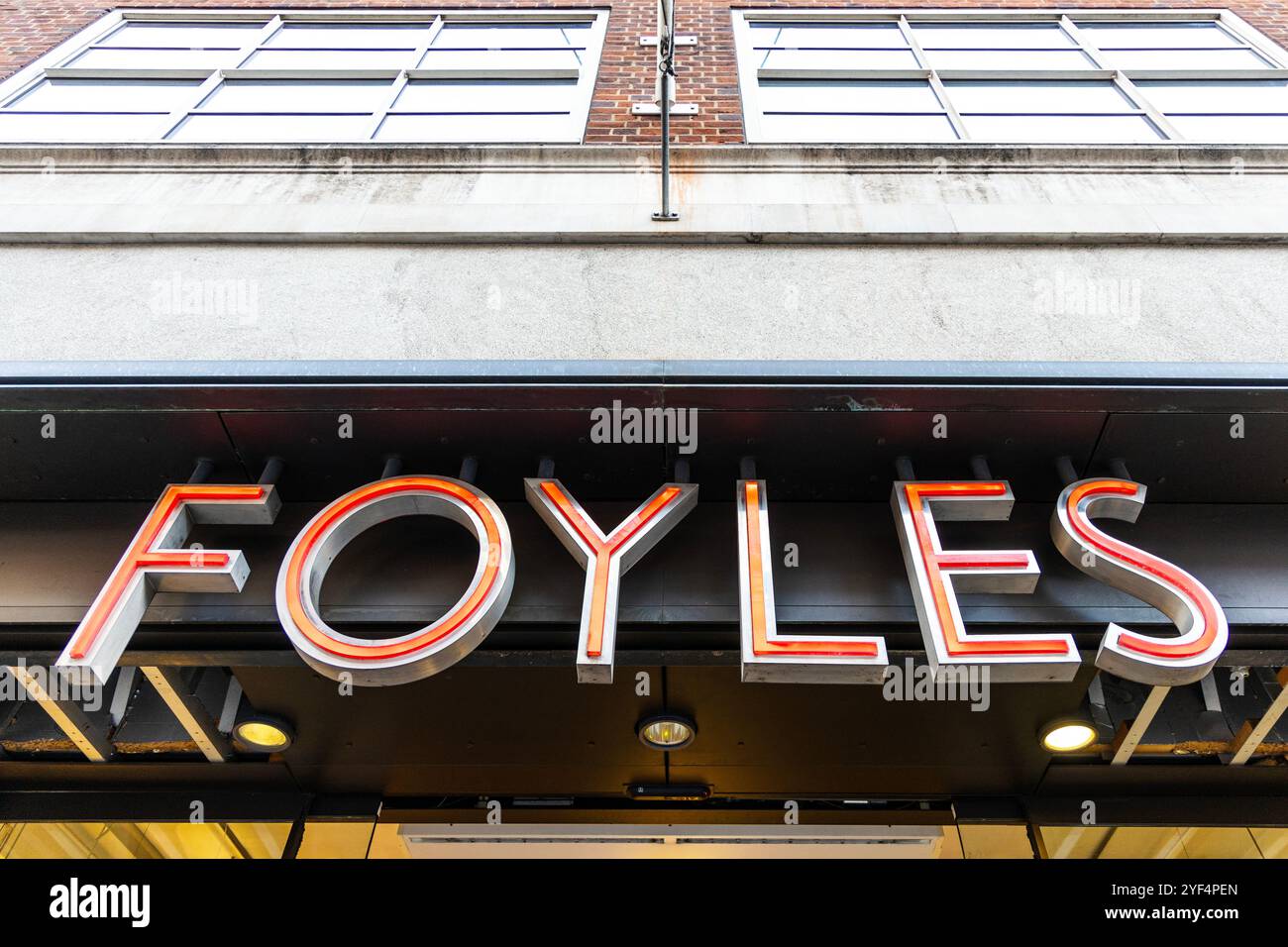 Schild am Eingang des Foyles Buchladens an der Charing Cross Road, London, England Stockfoto