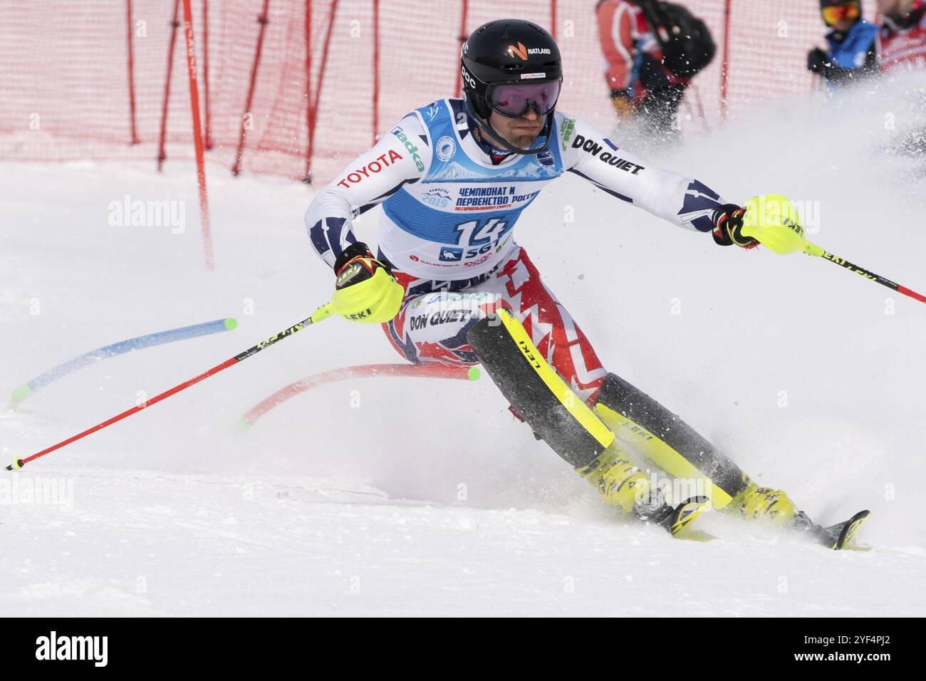 MOROZNAYA BERG, KAMTSCHATKA HALBINSEL, RUSSISCHE FÖDERATION, 28. MÄRZ 2019: Bergskifahrer Krystof Kryzl Tschechische Skifahren bergab. International Stockfoto