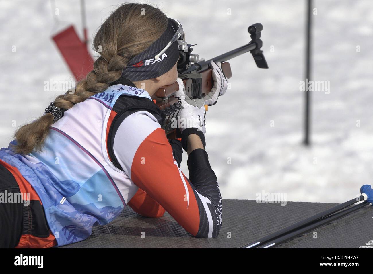 Sportsfrau Biathletin zielt, Gewehrschießen Bauchlage. Kamtschatka-Biathletin Elizaveta Eremeeva im Schießstand. Junior Biathlon Wettbewerbe EA Stockfoto