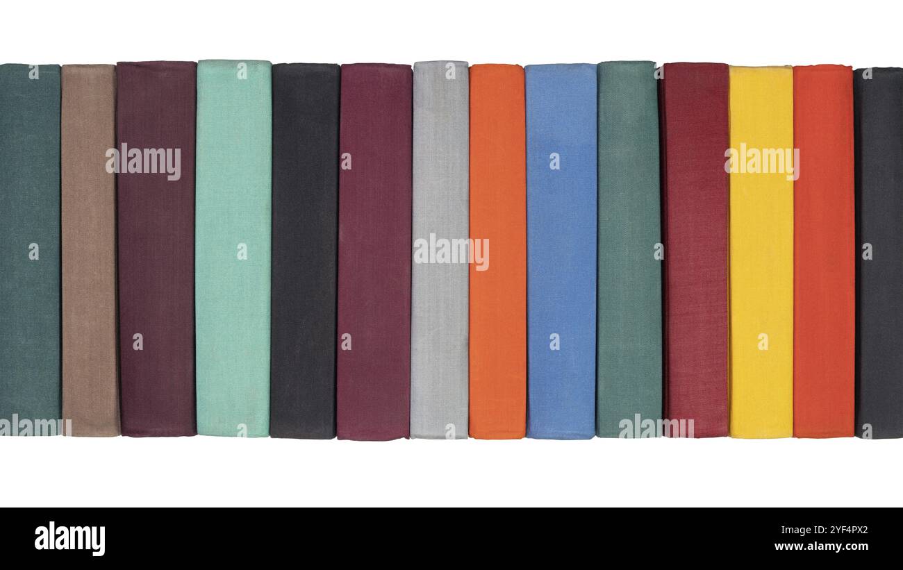 Stapel alter Hardcover-Bücher auf Bücherregal. Nahaufnahme von mehrfarbigen Vintage Hardback Büchern: Schwarz, braun, lila, türkis, grau, orange, blau, Stockfoto