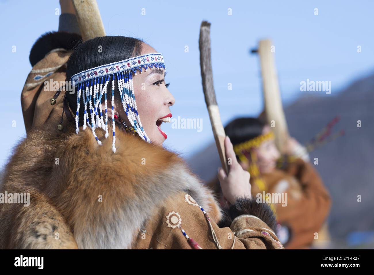 Frau tanzt mit Tambourin in traditioneller Kleidung Aborigines Volk Kamchatka Halbinsel. Konzertfeier Koryak National Ritualfeiertag Hololo, Stockfoto