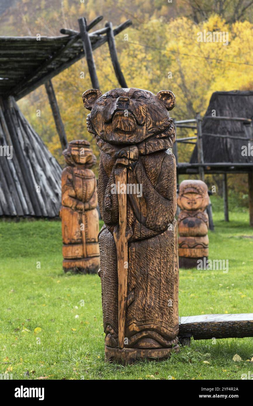 ESSO-DORF, KAMTSCHATKA-HALBINSEL, RUSSLAND, 18. September 2013: Traditionelle Holzschnitzerei, Holzskulptur des Kamtschatka-Braunbären. Bystrinsky Ethnographie M Stockfoto