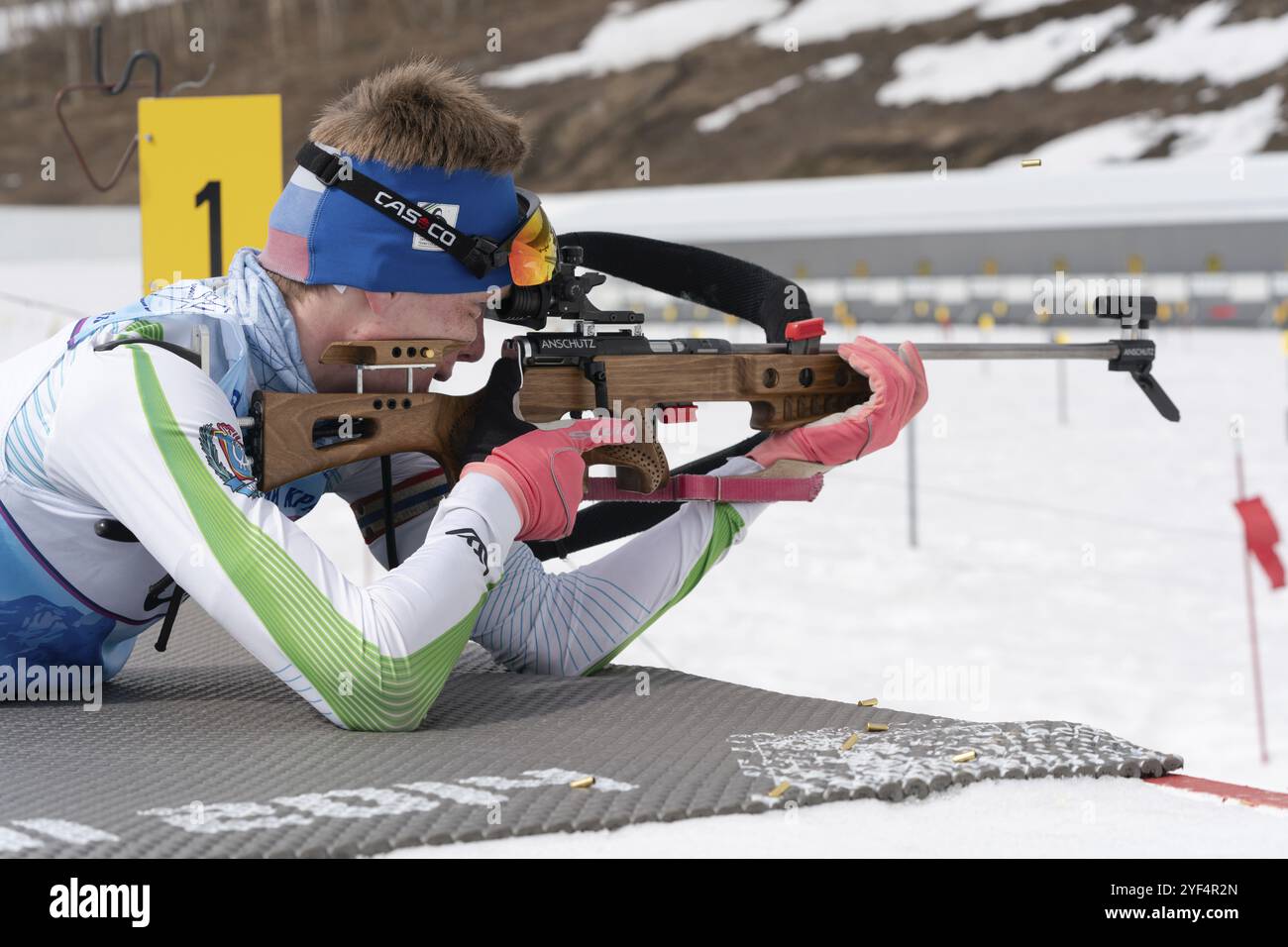 Sportler Biathlet Rusinov Vladislav Chanty-Mansijsk Gewehrschießen in Bauchlage. Biathlet im Schießstand Open Regional Youth Biathlon Compe Stockfoto