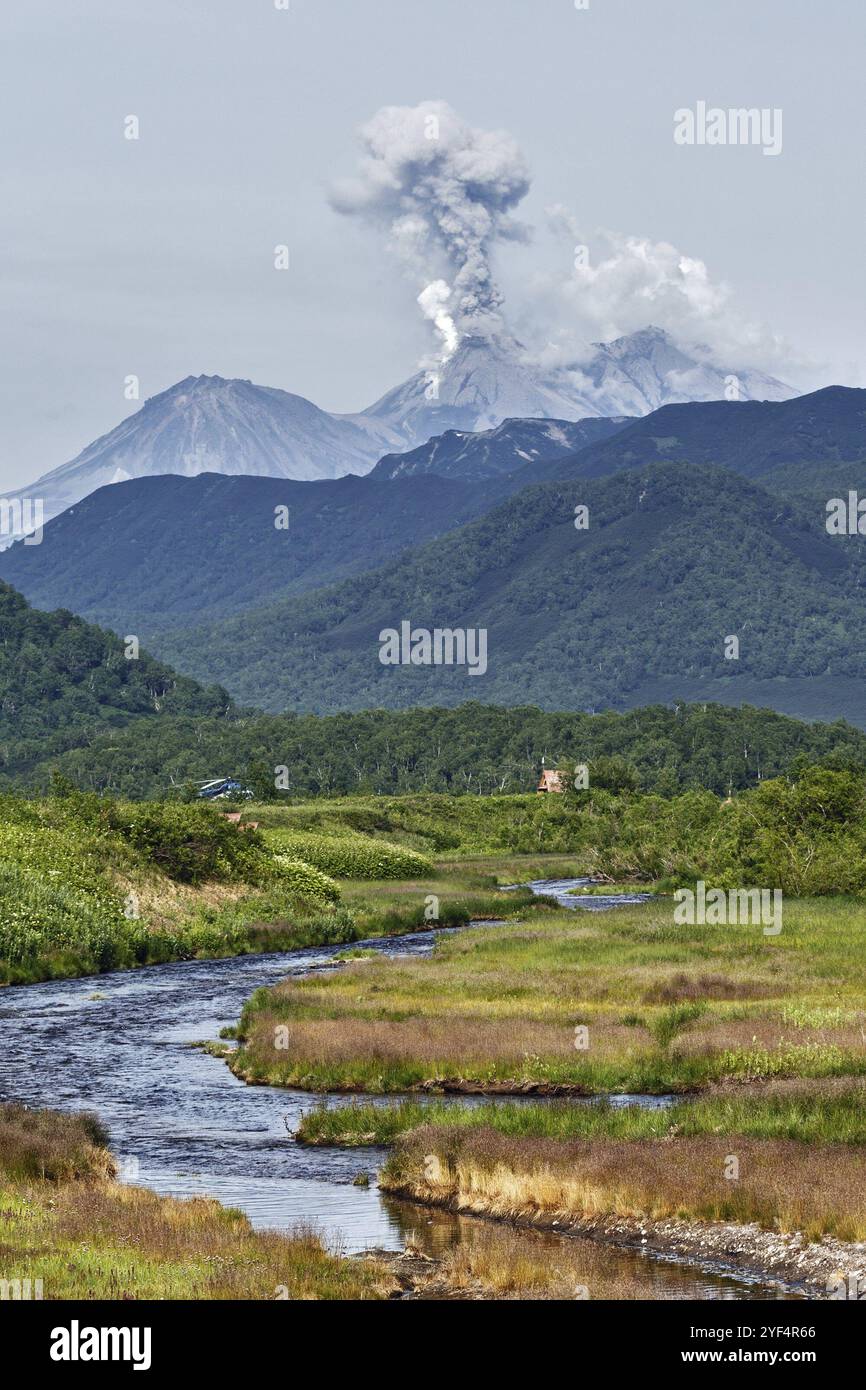 Wunderschöne vulkanische Landschaft von Kamtschatka: Blick auf den ausbrechenden aktiven Schupanowski-Vulkan auf der Kamtschatka-Halbinsel, explosiv-effusive Eruptionen, Gas-Dampf Stockfoto