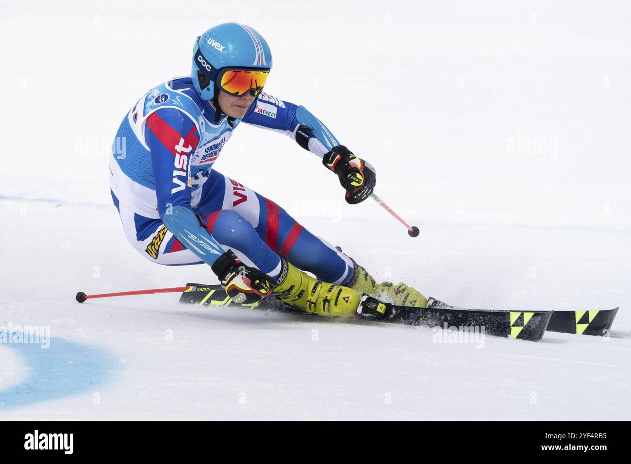 KAMTSCHATKA, RUSSLAND, 2. APRIL 2019: Skifahrer Sergej Li Krasnojarsk, Skifahrer, Skifahrer, die schneebedeckte Berghänge hinunter fahren. Russischer Skilanglauf-Meister für Herren Stockfoto