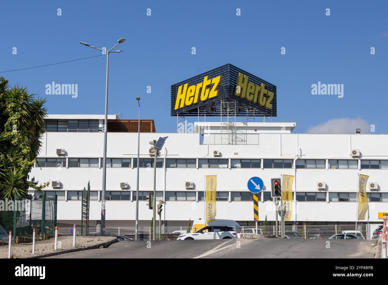 Hauptgebäude der Autovermietung Hertz mit großem Schild an einem klaren Tag Stockfoto