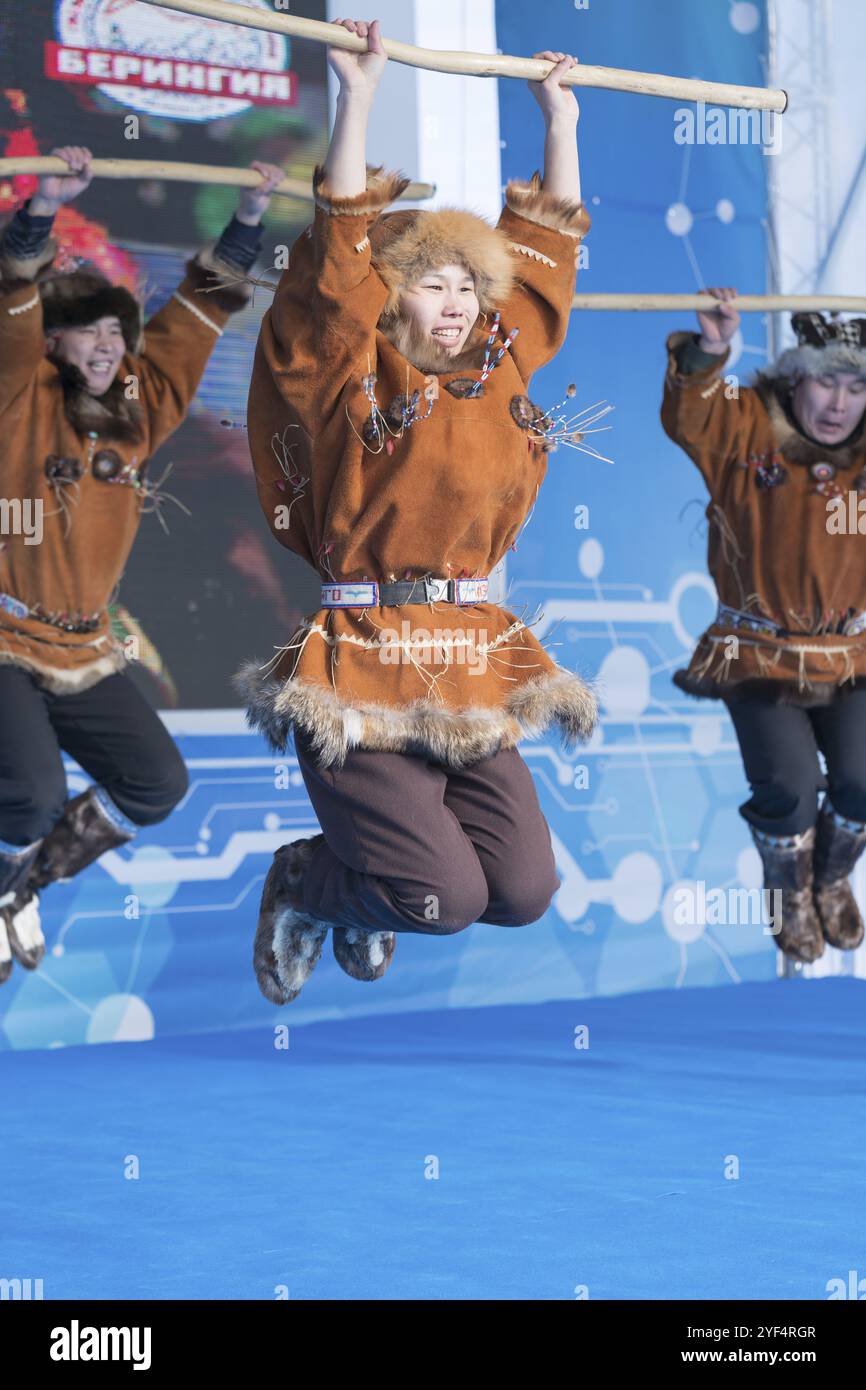 Aborigine-Tänzerin springt in nationale Kleidung der Ureinwohner Kamtschatka. Konzert des Kamtschatka State Academic Koryak National Dance Ensemble Stockfoto