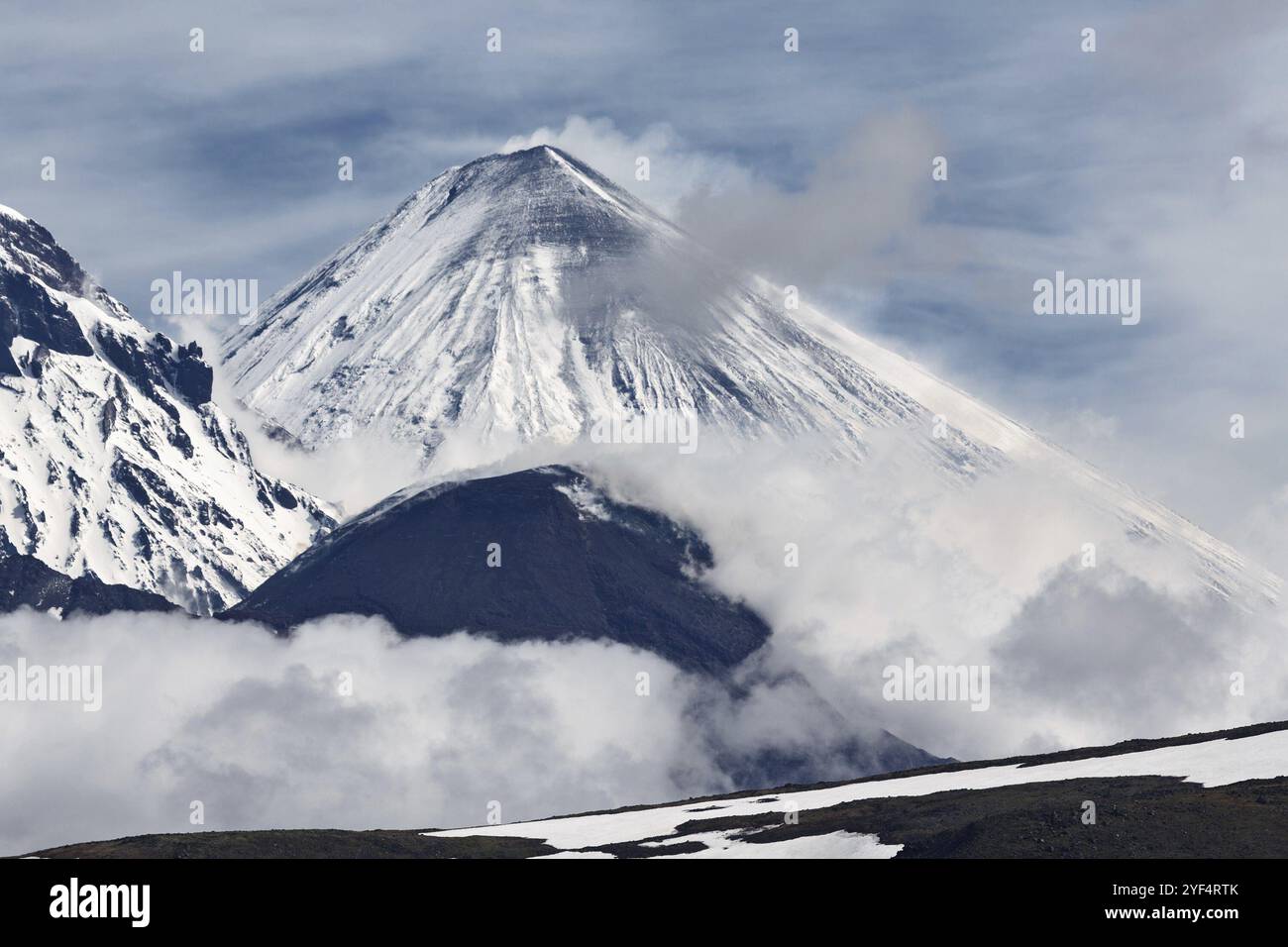 Berglandschaft, atemberaubende Aussicht auf Eruptionen aktive Vulkane der Kamtschatka Halbinsel: Aktiver Klyuchevskoy Vulkan und aktiver Bezymianny Vulkan. Rus Stockfoto
